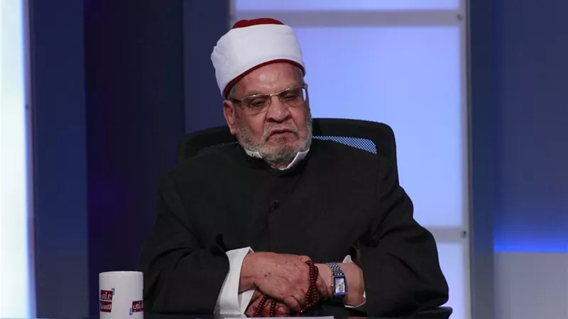 أحمد كريمة يوضح حكم الشرع في إعطاء المتسول أموالا (فيديو)