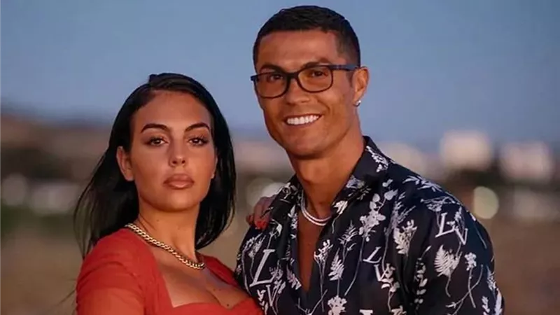 كريستيانو رونالدو يحسم مصير علاقته مع جورجينا وعارضة الأزياء ترد