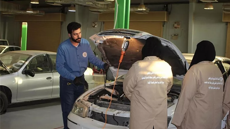 السعودية تتوسع في تدريب النساء على صيانة السيارات