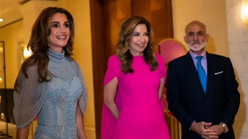الملكة رانيا بإطلالة ساحرة في حفل لجمع التبرعات