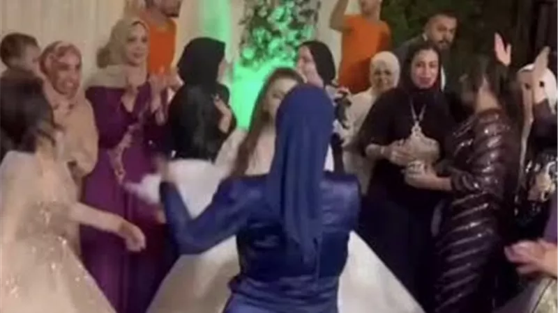 أول تعليق من صاحبة الفستان الأزرق على فيديو الرقص المثير 