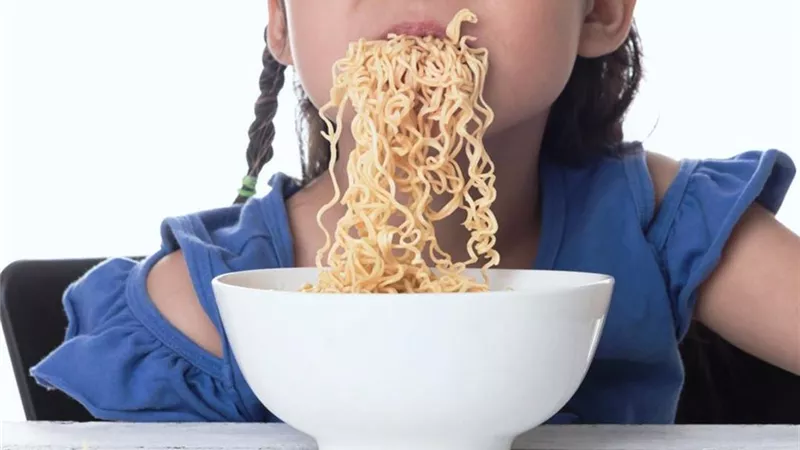 3 أمراض خطيرة يسببها تناول الأطفال للإندومي 