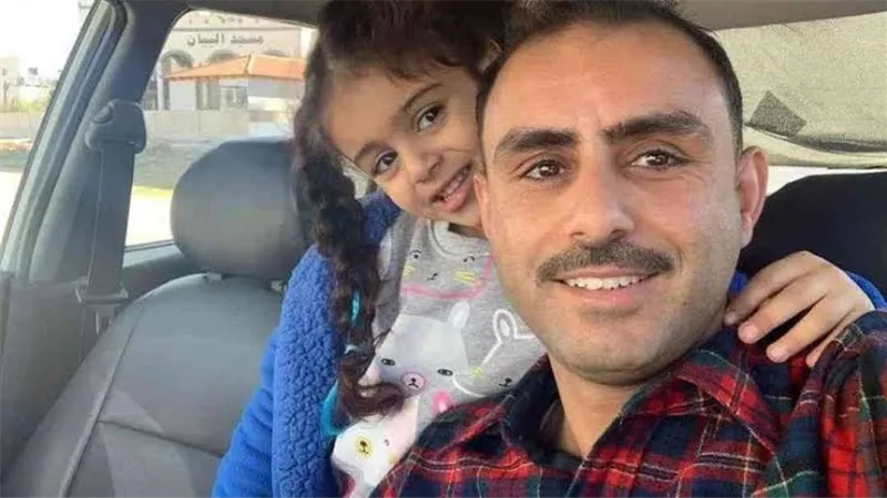 أب أردني يخطف القلوب بتصرف عفوي في حفل تخرج ابنته (فيديو)