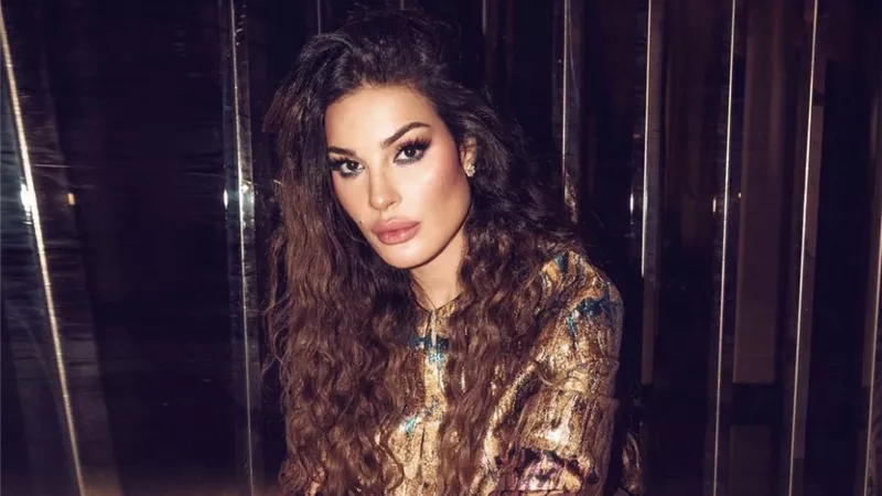 نادين نسيب نجيم بإطلالة جريئة وغريبة (صور)