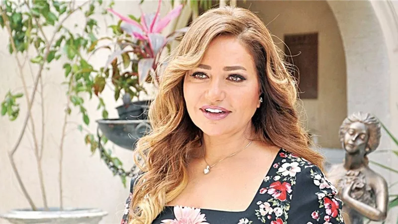 ليلى علوي تنهار من البكاء بسبب والدتها (فيديو)