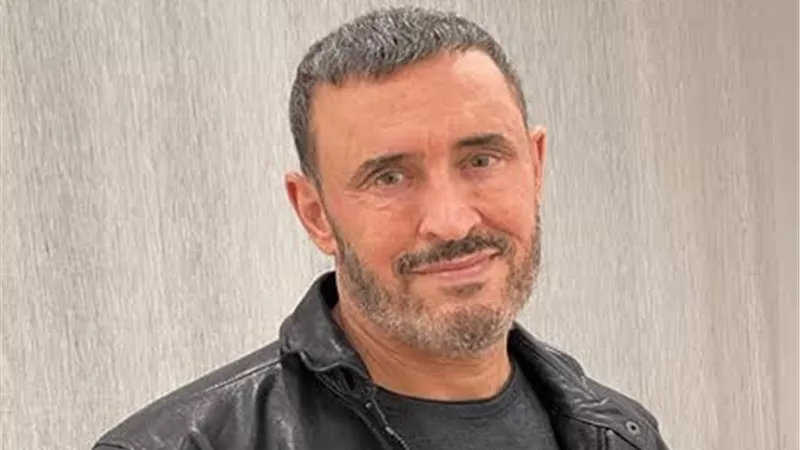 شبيه كاظم الساهر يحدث ضجة على السوشيال ميديا (فيديو) 