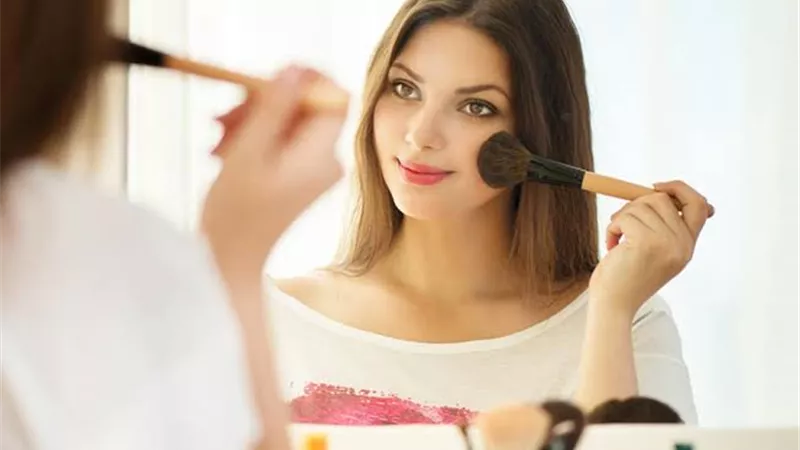 6 نصائح سهلة لأساسيات مكياج السفر 