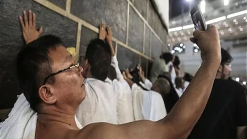 «سيلفي الكعبة»| حكم التصوير أثناء أداء مناسك الحج والعمرة؟ المفتي يجيب