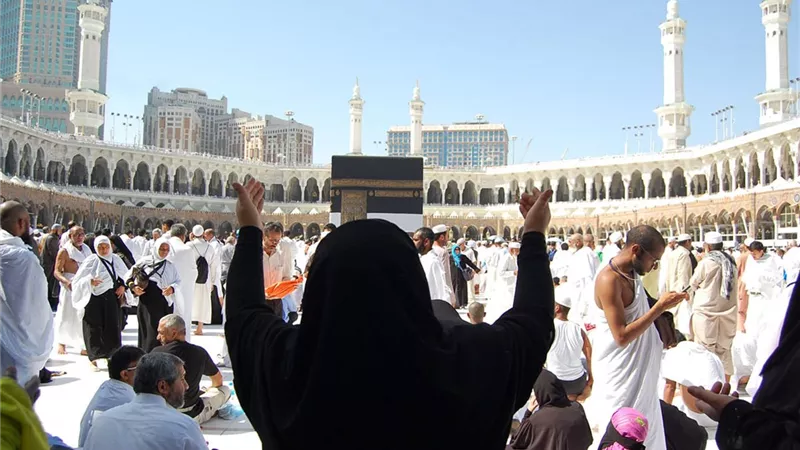 حكم من لديه أموالا ويستطيع الحج ويمتنع عن أداء الفريضة؟ داعية يجيب