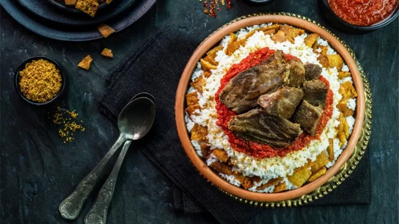 طريقة عمل الفتة بالعيش المحمص لغداء ثاني أيام عيد الأضحى
