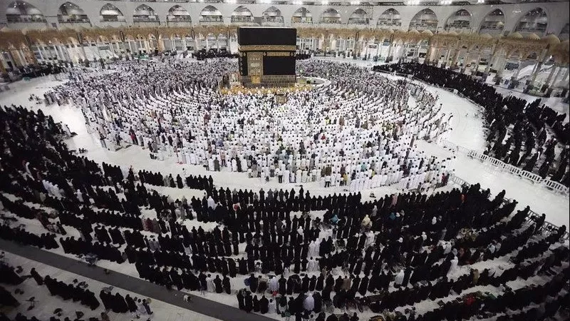 سر احتشاد نساء مكة حول الكعبة بالعبايات السوداء يوم عرفة (صور)