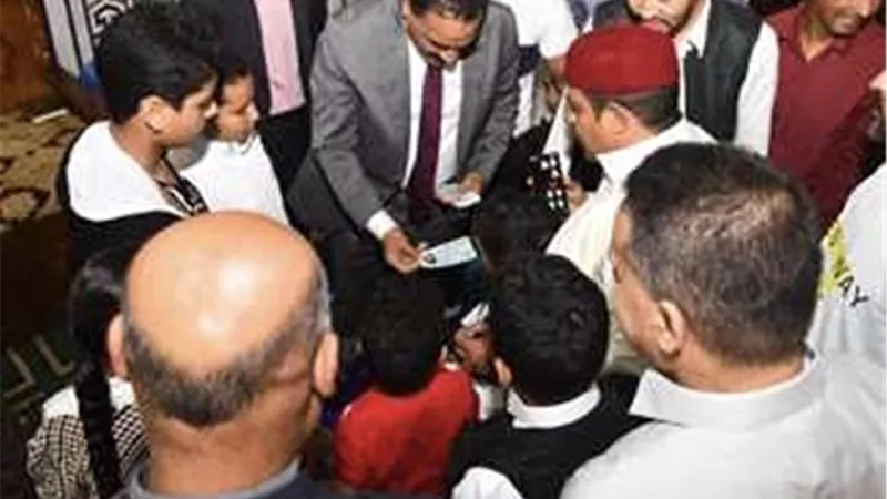 محافظ مطروح يوزع الهدايا والعيديات على الأطفال بعد صلاة العيد 