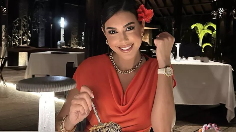 ياسمين صبري تخطف الأنظار بالأحمر الناري في أحدث ظهور (صور)