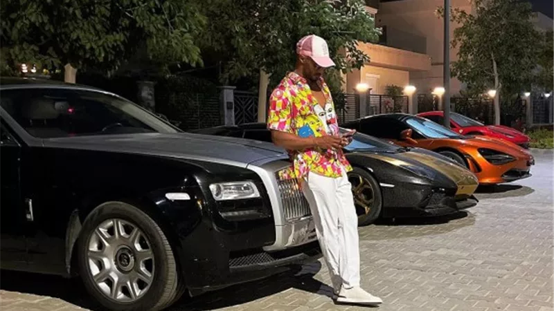 محمد رمضان يستعرض أسطول سياراته أمام منزله في عيد الأضحى (صور)