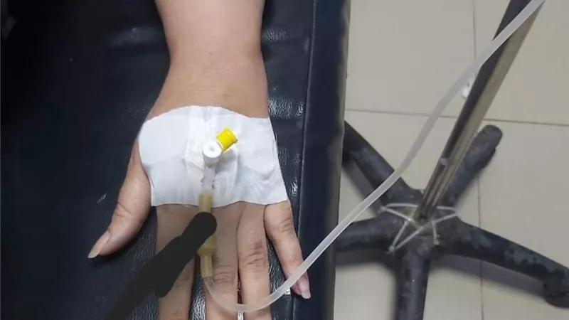 مراهقة تواجه هجوم رواد السوشيال ميديا بسبب ادعاء المرض لجذب انتباه الكراش