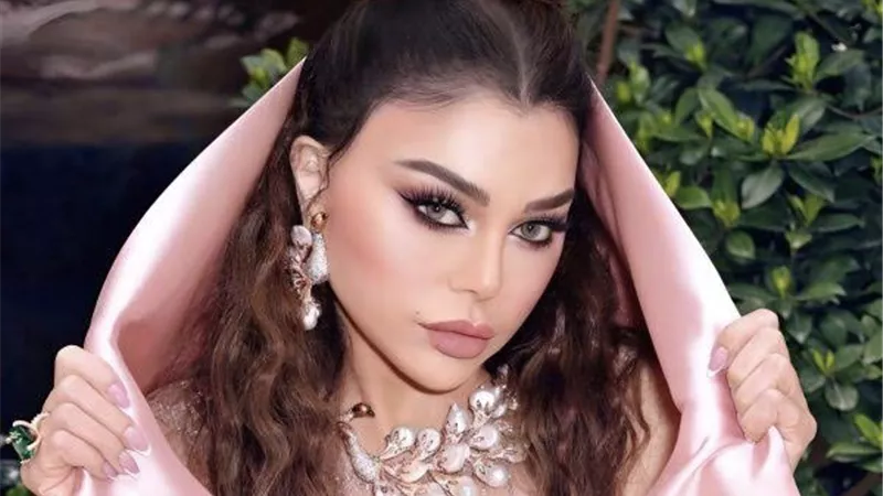 هيفاء وهبي بإطلالة مثيرة في حفل زفاف غنى الغندور (صور)