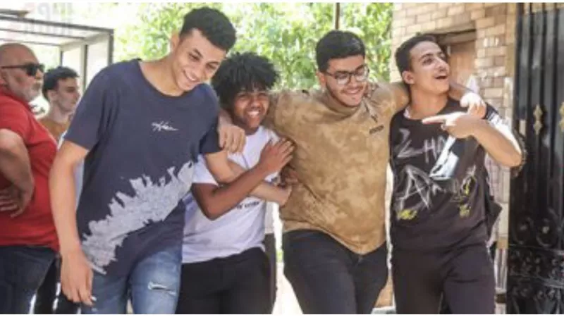 سعادة بين طلاب الثانوية العامة بعد امتحان الفيزياء
