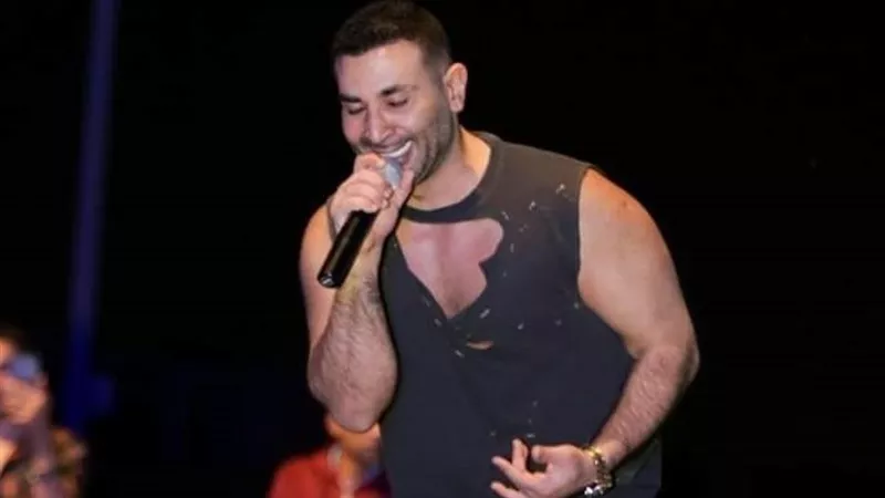 القصة الكاملة لانفعال أحمد سعد على منظمة حفله في تونس (فيديو)