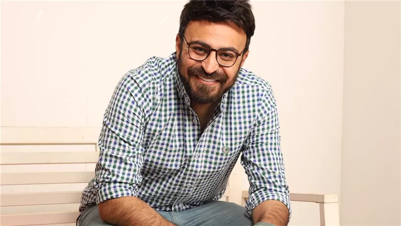 أول صورة للإعلامي أحمد يونس من غرفة العمليات بعد تعرضه لحادث
