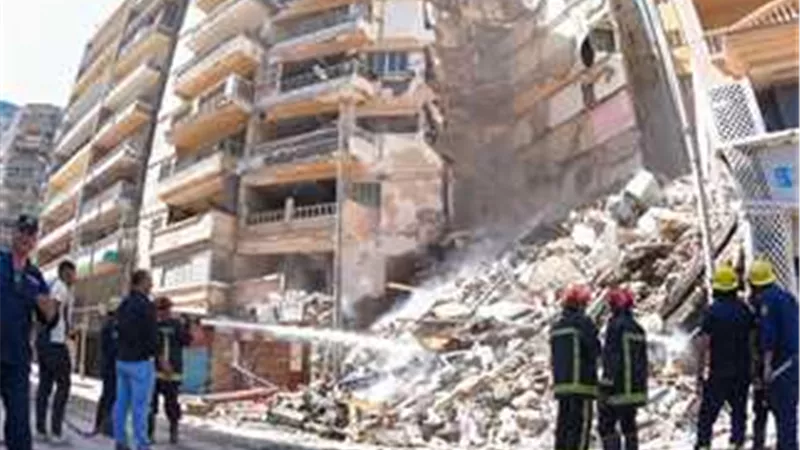 انهيار عقار من 13 طابقًا في الإسكندرية وضحايا تحت الأنقاض (فيديو)