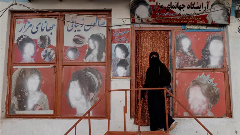 قرار صادم للنساء في أفغانستان بغلق صالونات التجميل في غضون شهر 