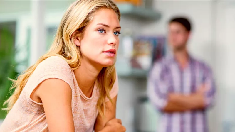 معتقدات خاطئة عند الرجل عن المرأة| أبرزها الغنى الفاحش والمدح والعضلات