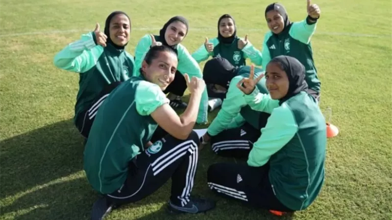 14 مدربة كرة قدم سعودية ينهين برنامج معايشة في إسبانيا