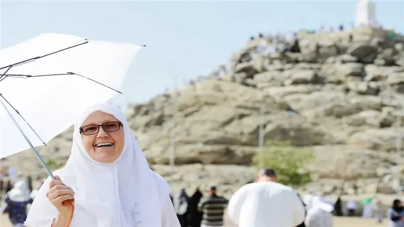 فتاوى شاذة | شيخ يفتي بتحريم قول لقب «الحاج والحاجة» وأزهري يرد