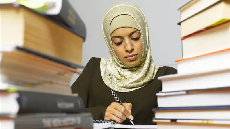 أمين الفتوى: مفيش حاجة اسمها أتجوز واحدة بتشتغل وأقولها اقعدي في البيت (فيديو)