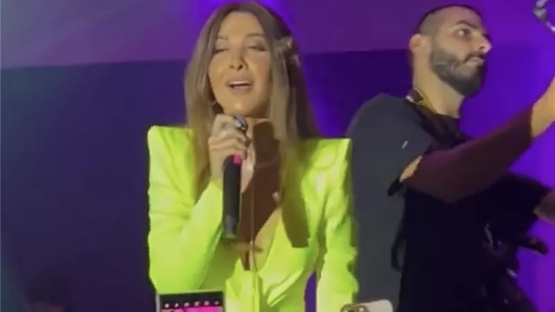 نانسي عجرم تخطف الأنظار بالأصفر بحفل قبرص والجمهور يغازلها