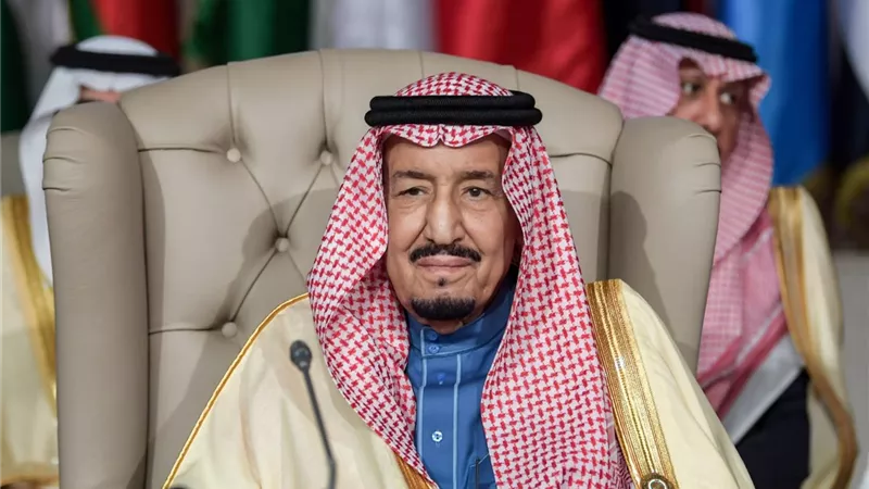 كيف حطم الملك سلمان قيود المرأة السعودية وقادها إلى «التمكين»؟