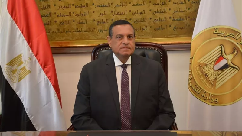 وزير التنمية المحلية يوجه برفع الأنقاض والبحث عن الناجين بعد انهيار عقار بالاسكندرية 