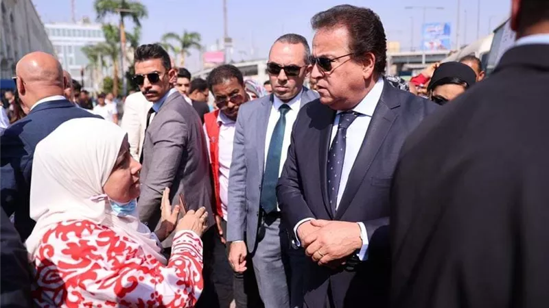 خالد عبد الغفار يتفقد خدمات حملة «100 يوم صحة» في محطة قطارات مصر