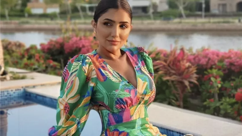 مي عمر تخطف الأنظار في إطلالة مثيرة بألوان صيفية مبهجة (صور)