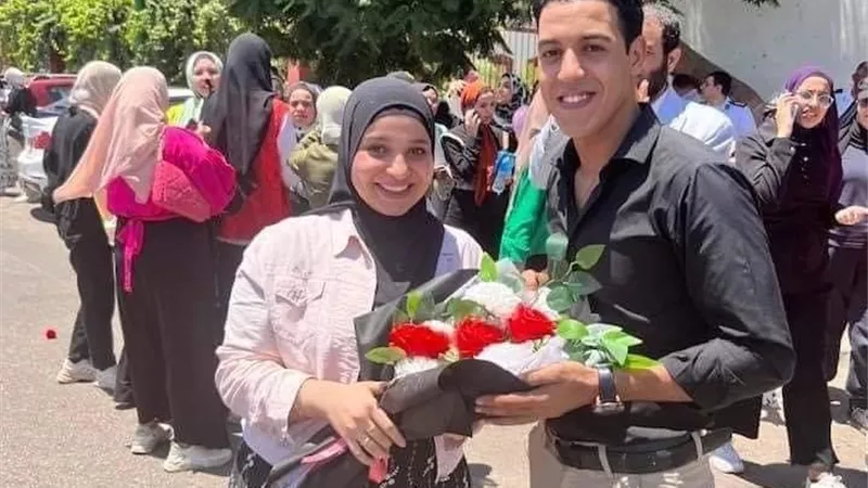 صور خطوبة طالبة ثانوية عامة أمام لجنة الامتحانات تشعل السوشيال ميديا 