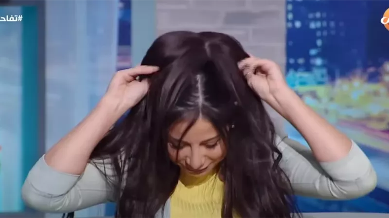 فنانة شهيرة تخلع الباروكة على الهواء بسبب طلب غريب من المذيعة (فيديو)