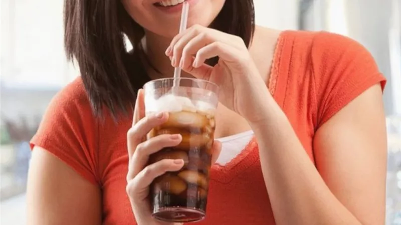 10 مخاطر تسببها المياه الغازية منها أمراض القلب و5 نصائح مهمة