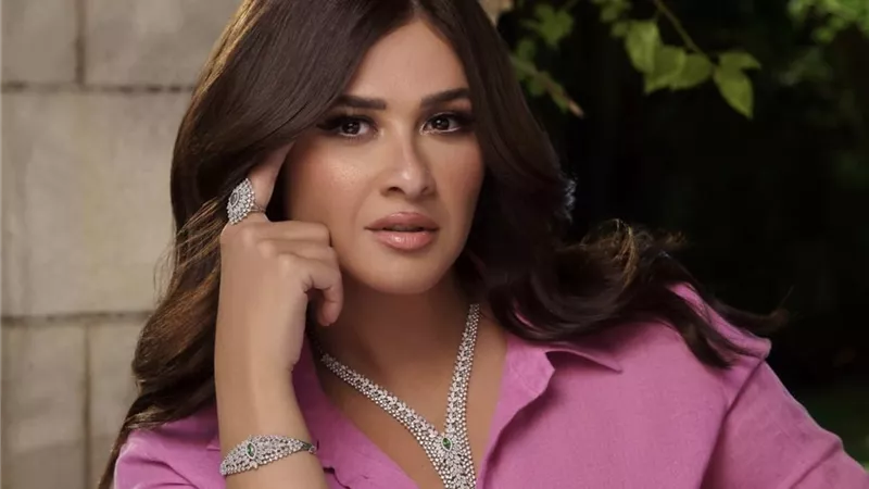 ياسمين عبد العزيز تحرج زوجها بعد صورة الكبدة النية