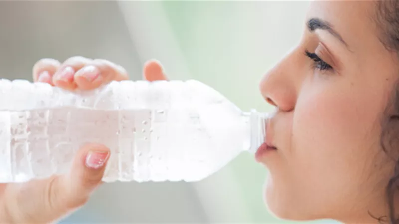 طبيب يحذر من موجة الحر وتناول الماء المثلج: يسبب اختلال كهرباء القلب