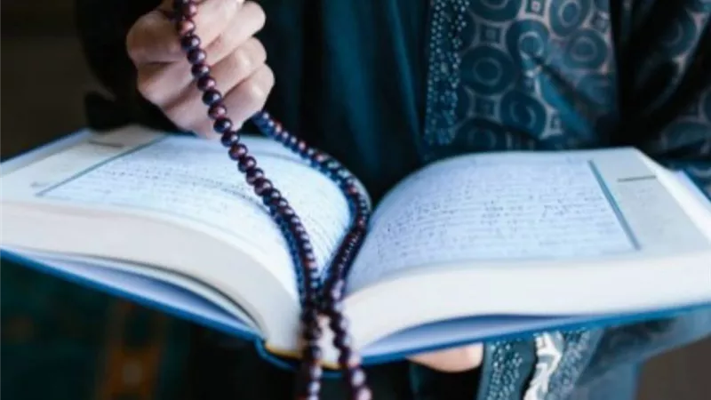 تفسير حلم كتابة آيات القرآن على الجسم في المنام للعزباء والمتزوجة