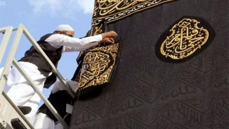 السلطات السعودية تبدأ تغيير كسوة الكعبة مع بداية العام الهجري الجديد (صور)