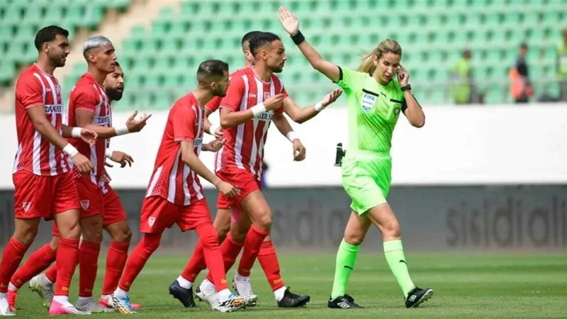 بشرى كربوبي شرطية مغربية ومُحكمة تخطف الأضواء في كأس العالم للسيدات 2023 (فيديو)