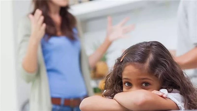 4 تصرفات تفعلها الأم تدمر شخصية أبنائها «النقد والحماية المفرطة»