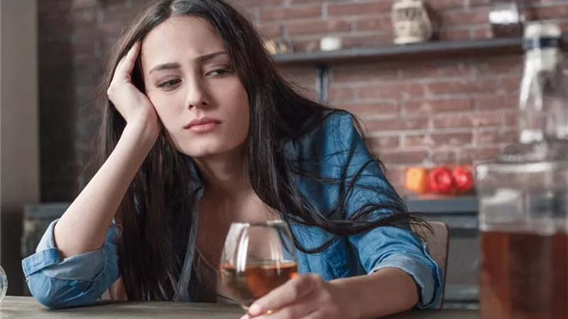 تفسير حلم شرب الخمر بدون ما أسكر في المنام للعزباء والمتزوجة والحامل والمطلقة