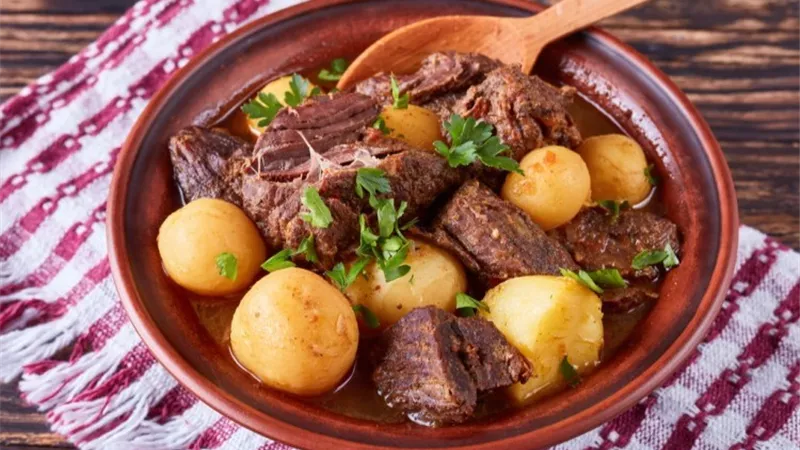 طريقة عمل كباب الحلة بالبطاطس من مطبخ الشيف نجلاء الشرشابي (فيديو)