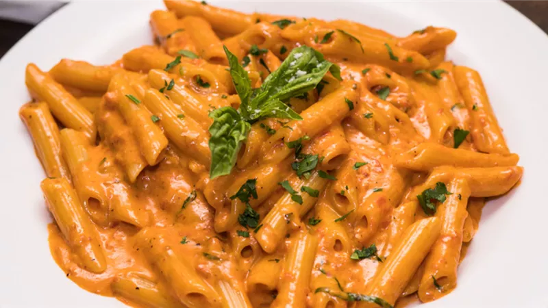 طريقة عمل بينك باستا بالدجاج بخطوات سريعة وتكلفة أقل