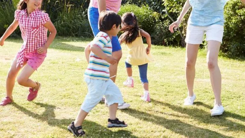 كيف تقيمي علاقة جيدة مع أبنائك؟ «اتعشوا برة»