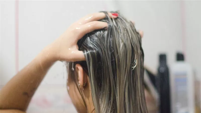 ماسكات طبيعية من فاكهة صيفية شهيرة تمنح شعرك حيوية وترطيب 