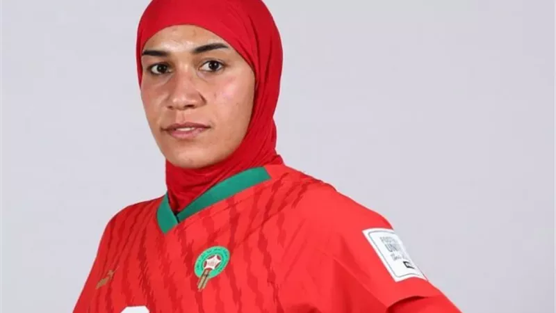 نهيلة بنزينة أول لاعبة كرة قدم محجبة في مونديال كأس العالم للسيدات