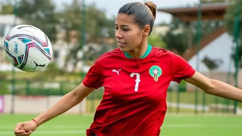 من هي غزلان شباك قائدة منتخب المغرب بعد ضجة سؤالها عن المثلية؟ (فيديو)